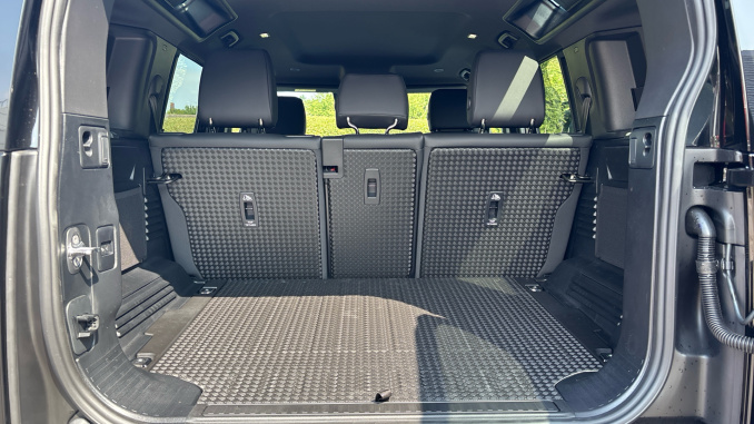 Land Rover Defender 3.0 D250 X-Dynamic SE 110 5dr Auto Diesel Estate - Image 10